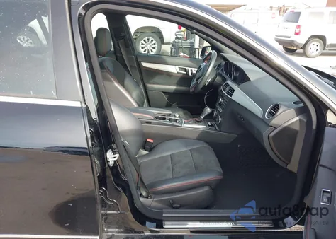 2013 Mercedes-Benz C 300 Sport 4Matic z USA, uszkodzony, nr VIN WDDGF8AB5DA836565